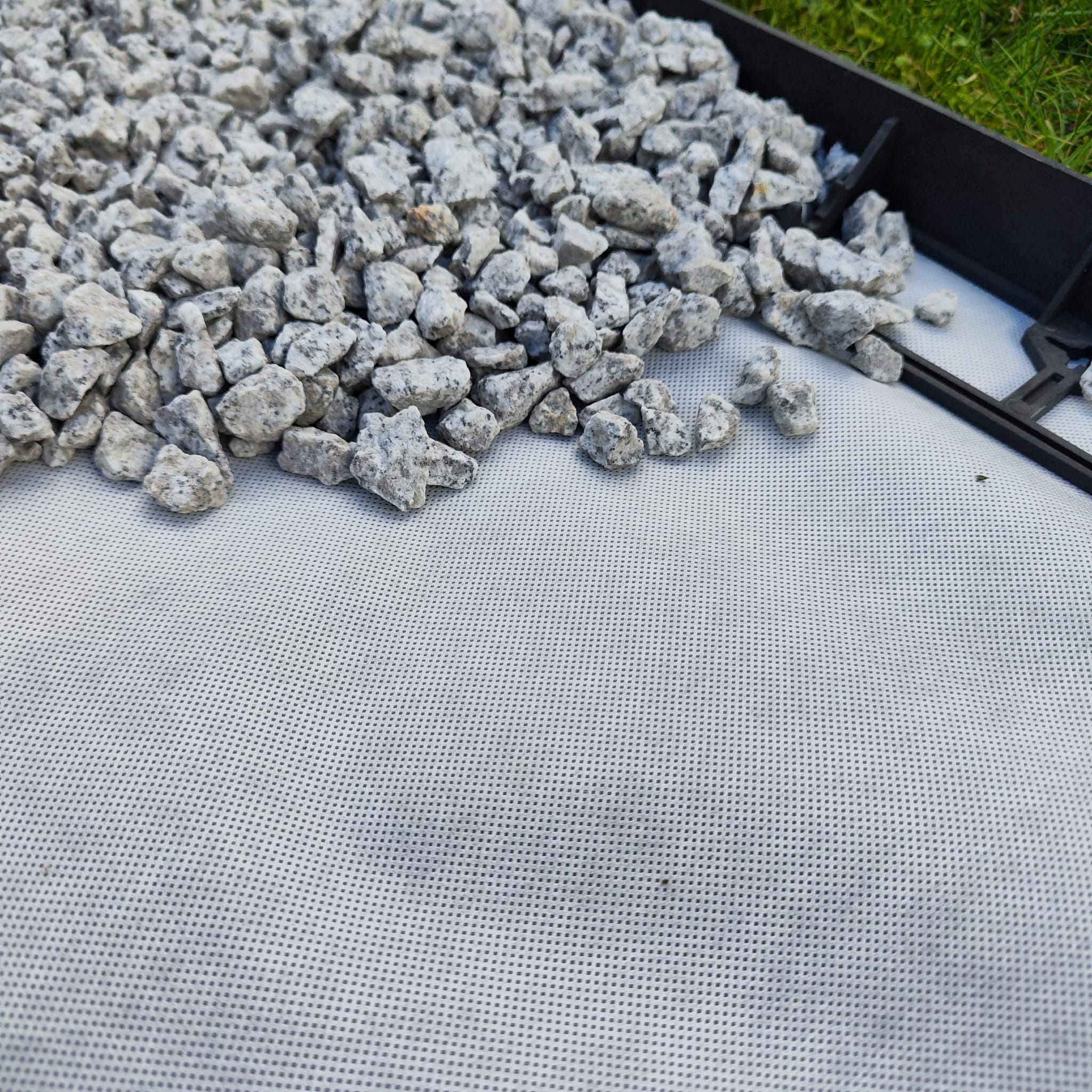 Unkrautvlies 80 g/m² in Schwarz, Weiß und Braun Umweltfreundlich, Wasserdurchlässig & Ideal für Garten & Terrasse